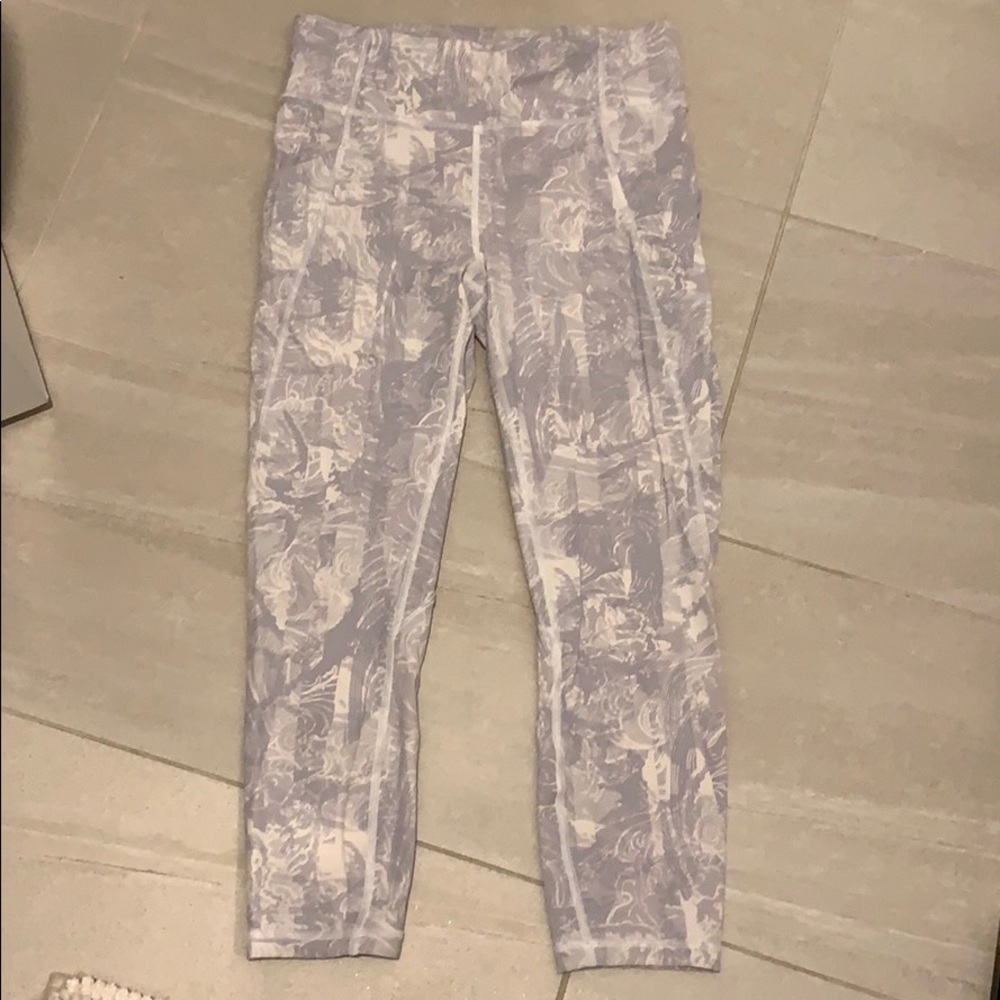 Lululemon capris sz 8 high waisted side pocket